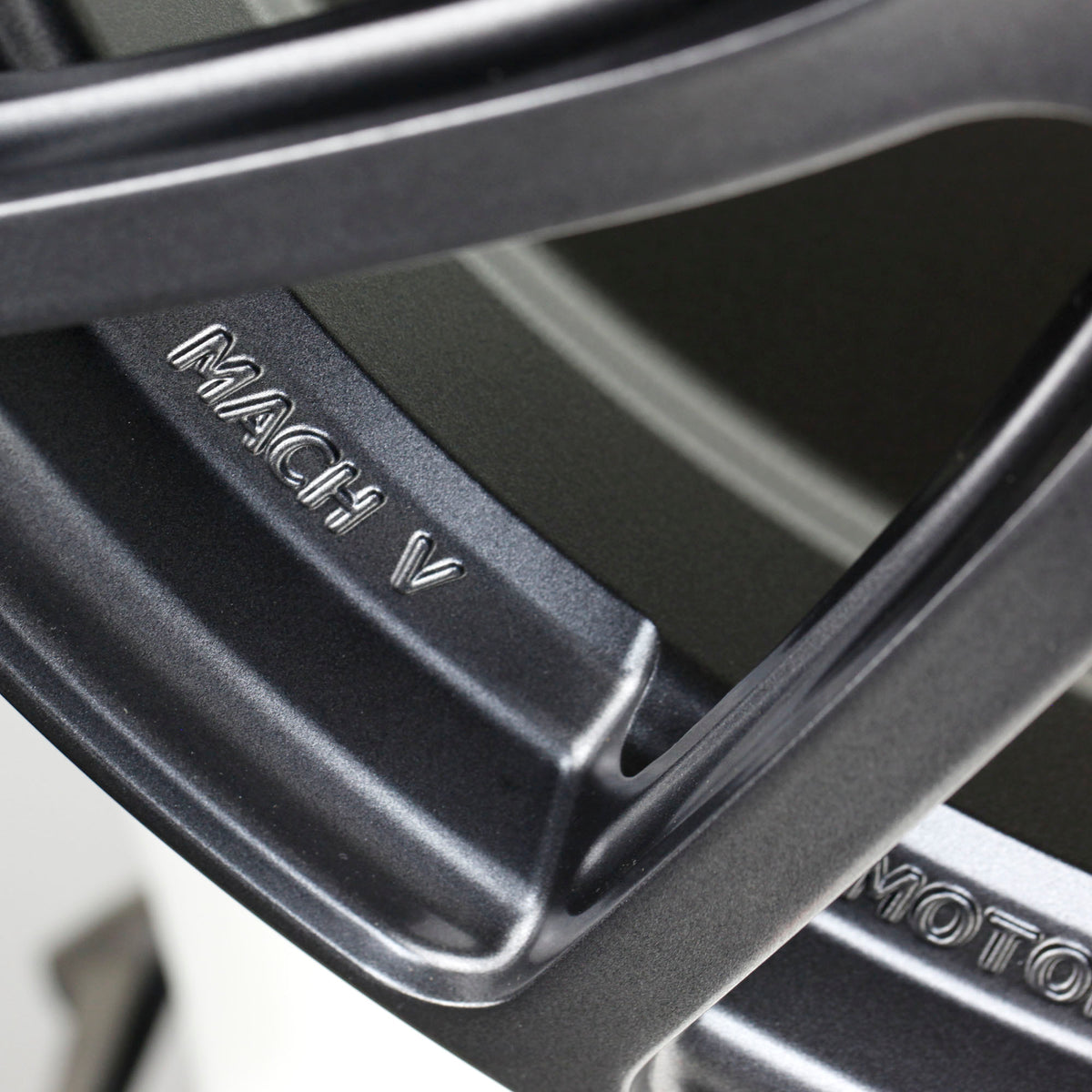 Mach V Crucial 18x9.5&quot; 5x114