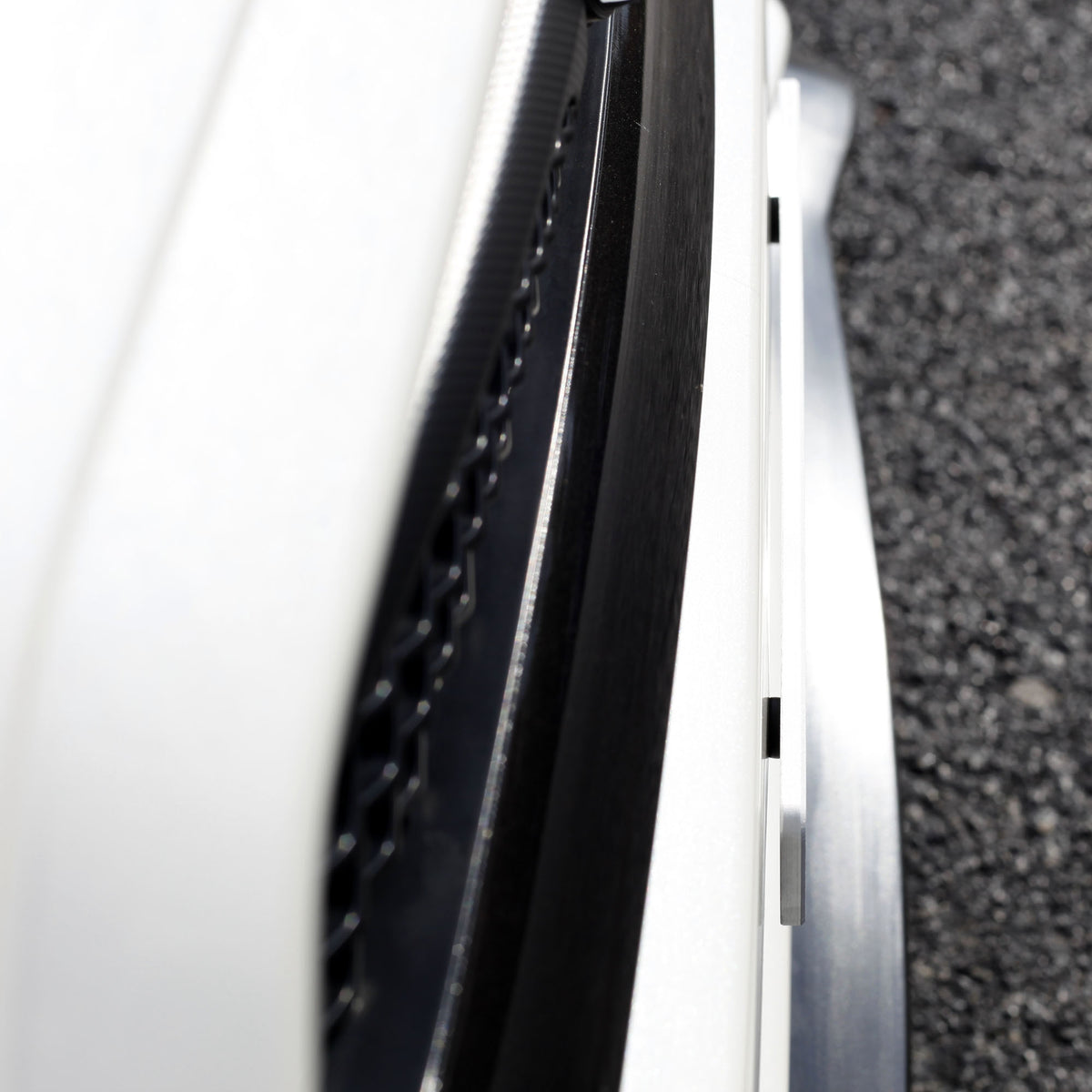 Metal does not touch paint!